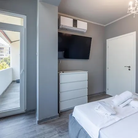 Modern Near Sea Garden Apartment Warna